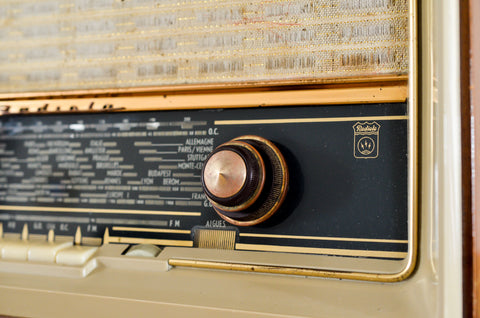 Radiola RA 575 A de 1956 : Poste radio vintage Bluetooth - LES DOYENS  Radios vintage remises au son du jour en Bluetooth